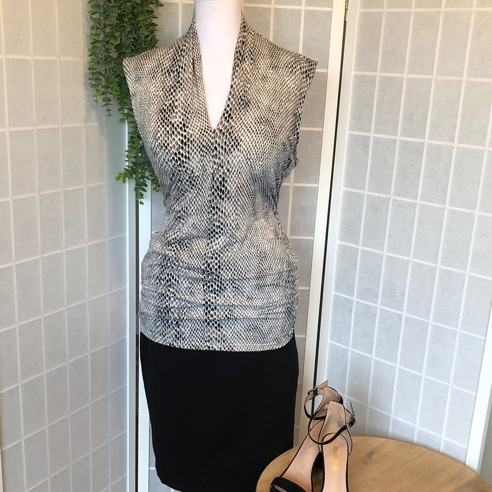Lex & Madison Sleeveless V-Neck Knit Top with Ruched Sides in Size L